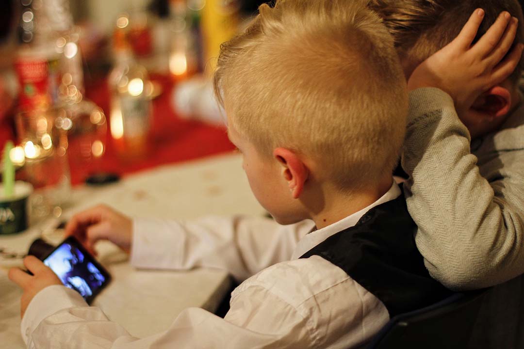 Niños mirando Smartphone